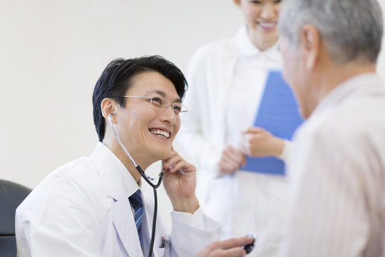 クリニック開業の融資に担保・保証人は必要？【医師向け】無担保・無保証で資金調達する3つの方法
